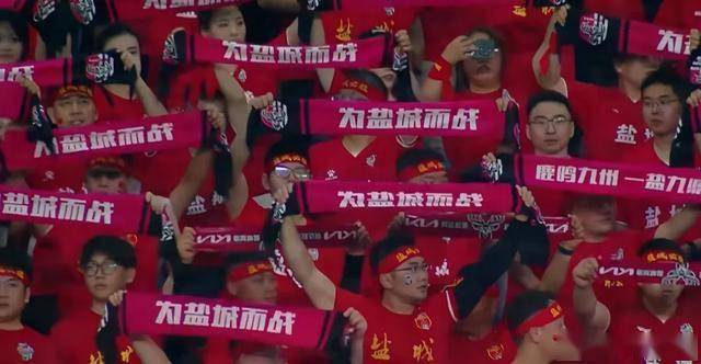 双方角逐难分胜负，球队全力以赴谋求大胜的简单介绍