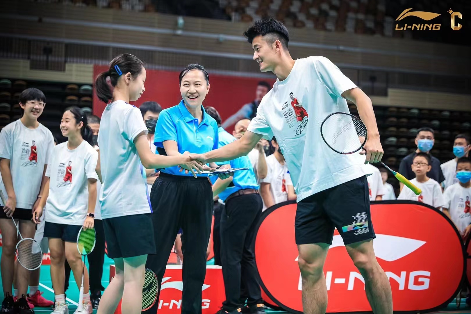 包含中国羽毛球队横扫TES,谌龙开启传奇时刻宿敌对决小组赛,锁定晋级资格的词条 包含中国羽毛球队横扫TES,谌龙开启传奇时刻宿敌对决小组赛,锁定晋级资格的词条