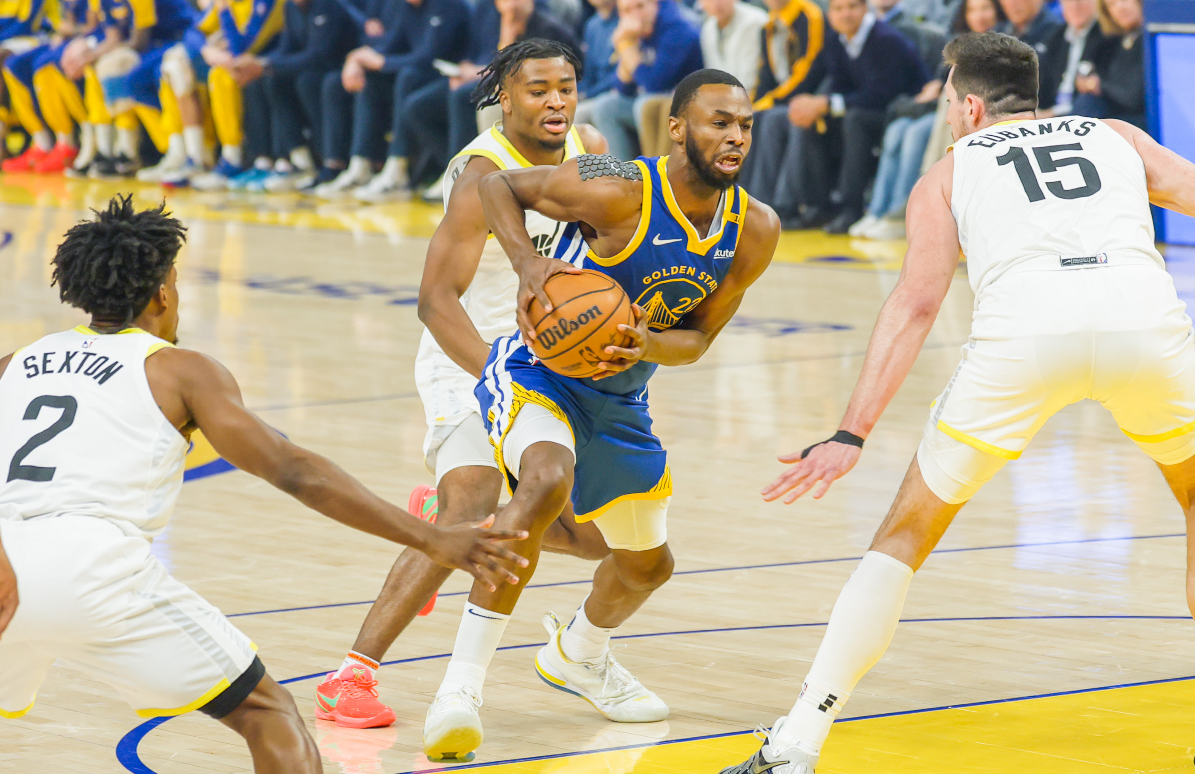 爵士横扫勇士,拉文点燃赛场 爵士横扫勇士,拉文点燃赛场